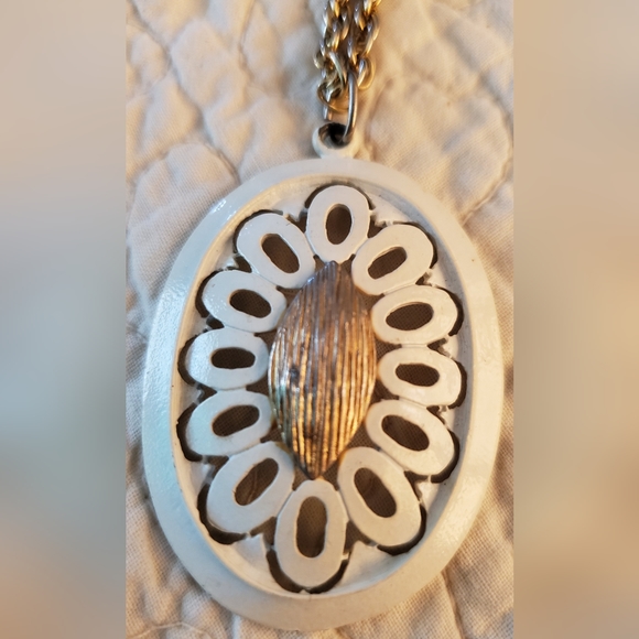 Vintage white pendant on a goldtone chain, retro boho oval charm - Picture 2 of 8